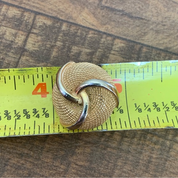 Vintage Crown Trifari Gold Tone Round Swirl Clip-On Earrings - Picture 4 of 5